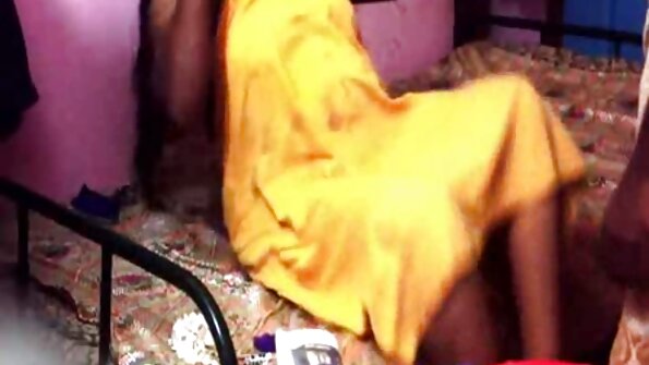 સેક્સી ગધેડાવાળી સેકસી વીડીયો ઇંગલિશ કૂતરી દીકરીની બાજુના પલંગ પર ચોદાઈ રહી છે