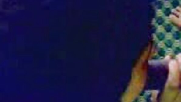 એક કિશોર સેકસી વીડીયો ફુલ લેટિના તેના મોંમાં ડિક મેળવે છે જ્યારે તે ચાટતી હોય છે