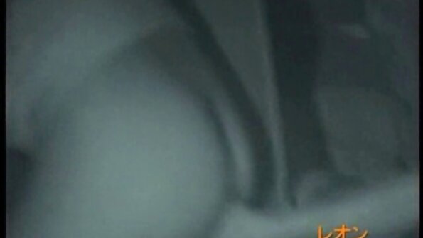 એક કાળી ચિક એચડી વીડીયો સેકસી કે જેનું શરીર સરસ છે તે પોતાનું મોં સફેદ ડિક પર મૂકે છે